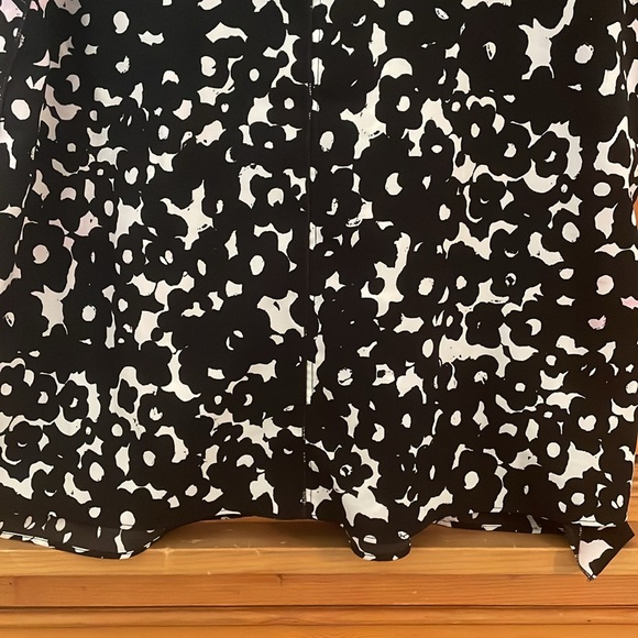 CAbi Dixon sleeveless blouse, size Large, black/white abstract floral,style 5353 - Picture 10 of 12